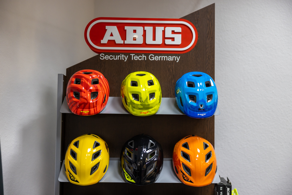 Helme in verschiedenen Farben